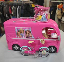 CAMPER SUPERACCESSORIATO C/BICICLETTA E 2 BARBIE